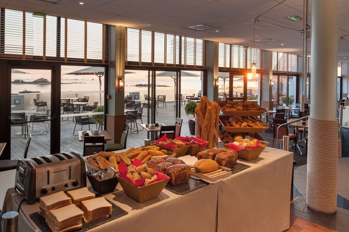 Imagen del bar/restaurante del Hotel Emeria Dinard Thalasso and Spa. Foto 3