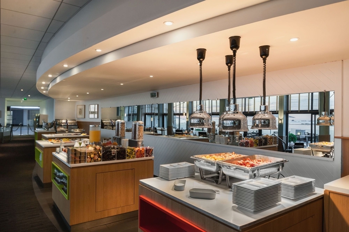 Imagen del bar/restaurante del Hotel Emeria Dinard Thalasso and Spa. Foto 4