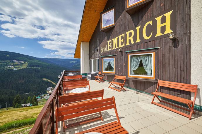 Imagen de los exteriores del Hotel Emerich. Foto 11