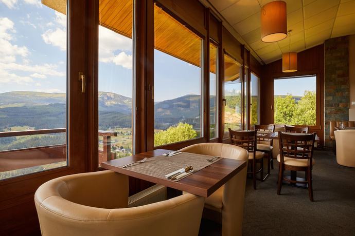 Imagen del bar/restaurante del Hotel Emerich. Foto 2