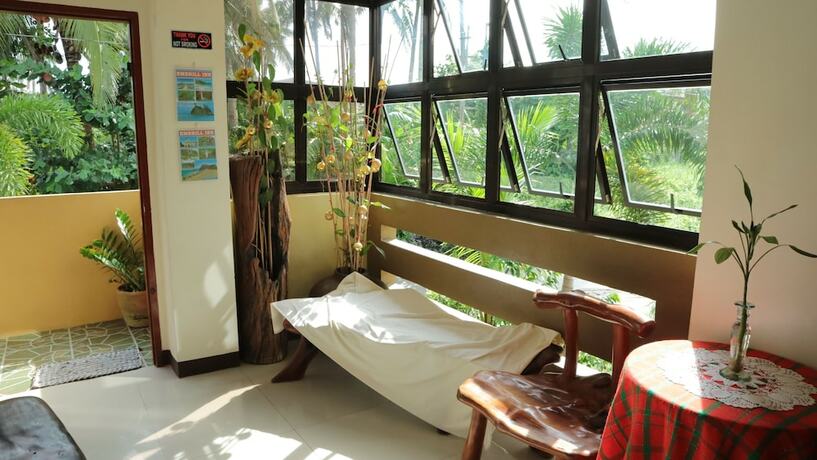 Imagen de los interiores del Hotel Emerill Inn. Foto 15