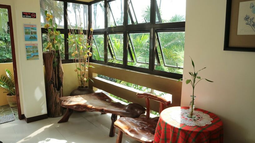 Imagen de los interiores del Hotel Emerill Inn. Foto 16