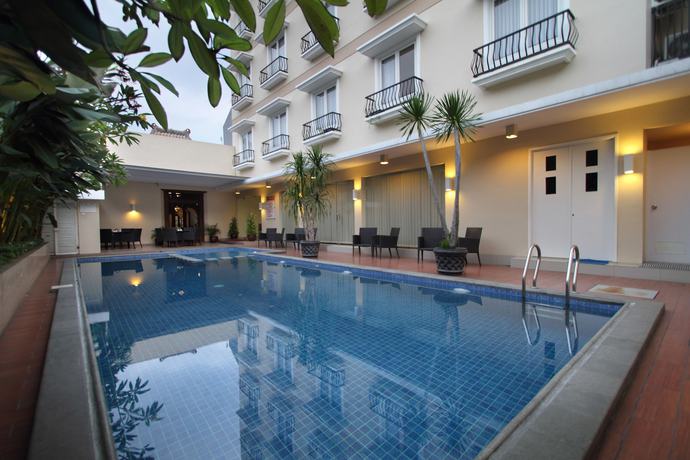 Imagen de la piscina del Hotel Emersia Malioboro. Foto 18