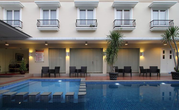 Imagen de la piscina del Hotel Emersia Malioboro. Foto 20