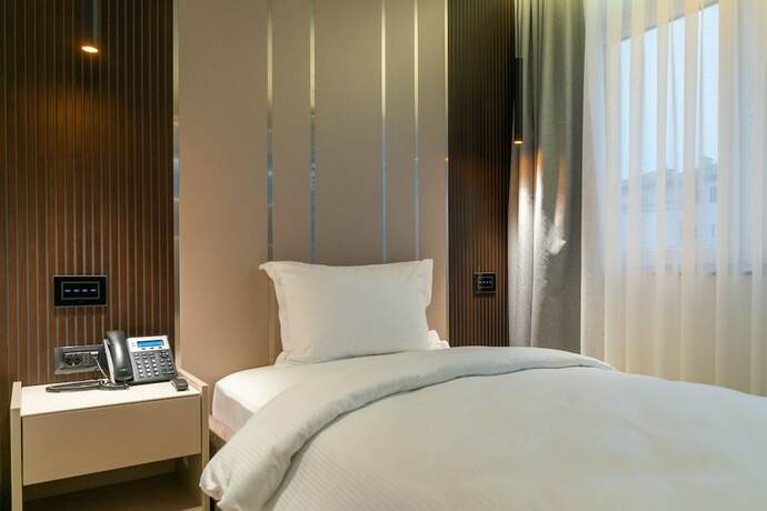 Imagen de la habitación del Hotel Emery. Foto 13