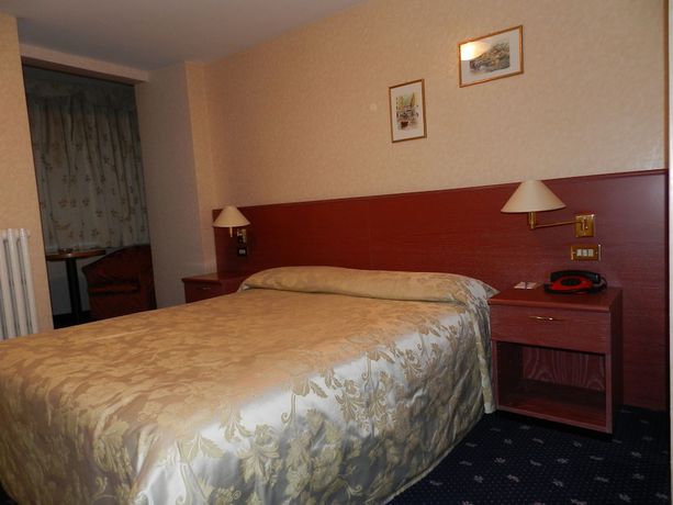 Imagen de la habitación del Hotel Emet. Foto 12