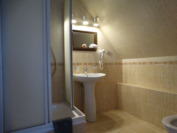 Imagen de la habitación del Hotel Emigrant Mini. Foto 2