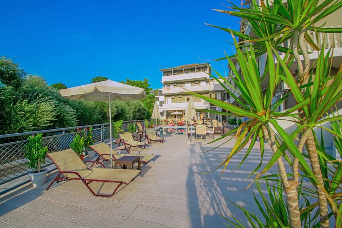 Imagen de la piscina del Hotel Emilia, Planos. Foto 13