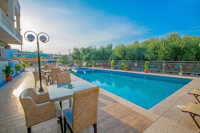 Imagen de la piscina del Hotel Emilia, Planos. Foto 15