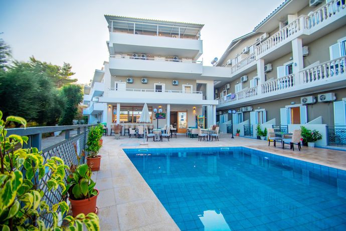 Imagen de la piscina del Hotel Emilia, Planos. Foto 16