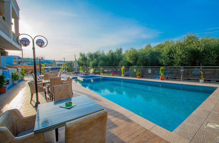 Imagen de la piscina del Hotel Emilia, Planos. Foto 20