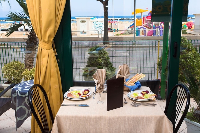 Imagen del bar/restaurante del Hotel Emilia, Rimini. Foto 4