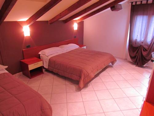 Imagen de la habitación del Hotel Emiliana. Foto 5