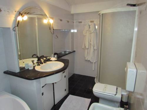 Imagen de la habitación del Hotel Emiliana. Foto 9