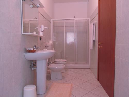 Imagen de la habitación del Hotel Emiliana. Foto 11