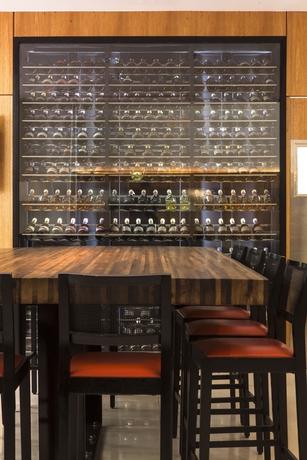 Imagen del bar/restaurante del Hotel Emiliano. Foto 9