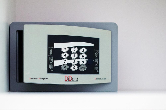 Imagen de la habitación del Hotel Emily Suites. Foto 16