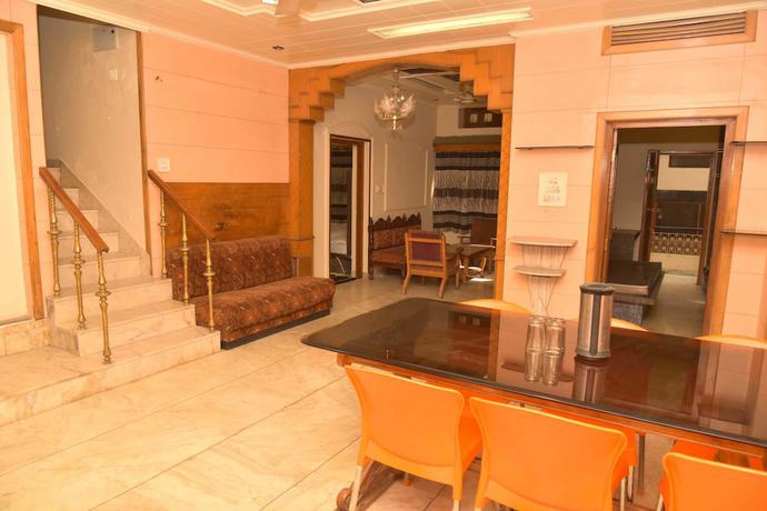 Imagen del bar/restaurante del Hotel Eminence - Palm Residency. Foto 3