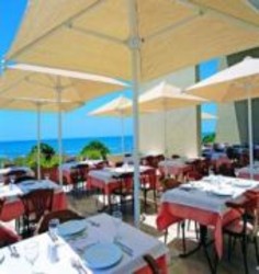 Imagen del bar/restaurante del Hotel Emir Beach. Foto 2