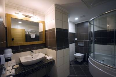 Imagen de la habitación del Hotel Emir Royal. Foto 7