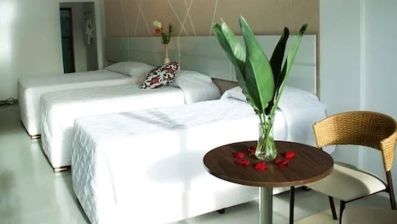 Imagen de la habitación del Hotel Emirates and Su&iacute;tes. Foto 5