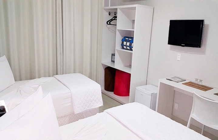 Imagen de la habitación del Hotel Emirates and Su&iacute;tes. Foto 6