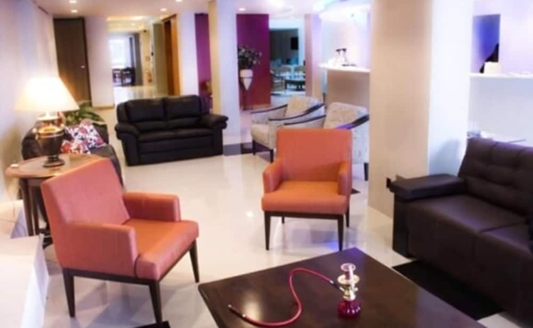 Imagen de los interiores del Hotel Emirates and Su&iacute;tes. Foto 17