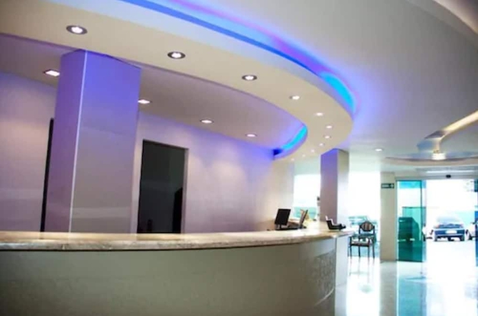 Imagen de los interiores del Hotel Emirates and Su&iacute;tes. Foto 18