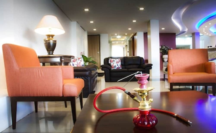 Imagen del bar/restaurante del Hotel Emirates and Su&iacute;tes. Foto 2