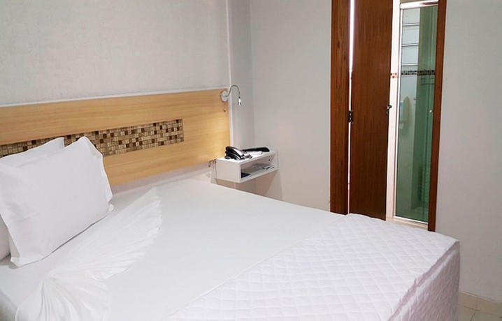 Imagen de la habitación del Hotel Emirates and Su&iacute;tes. Foto 7