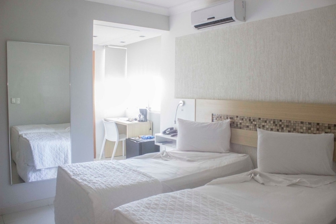 Imagen de la habitación del Hotel Emirates and Su&iacute;tes. Foto 9