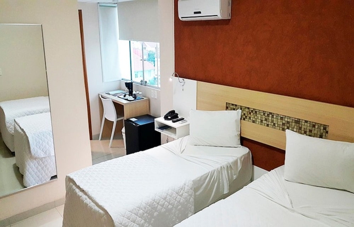 Imagen de la habitación del Hotel Emirates and Su&iacute;tes. Foto 11