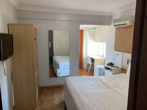 Imagen de la habitación del Hotel Emirates and Su&iacute;tes. Foto 12