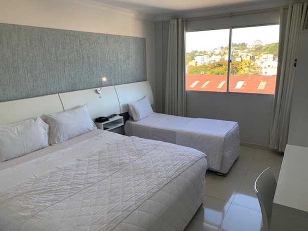 Imagen de la habitación del Hotel Emirates and Su&iacute;tes. Foto 13