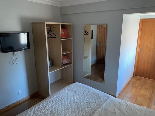 Imagen de la habitación del Hotel Emirates and Su&iacute;tes. Foto 15