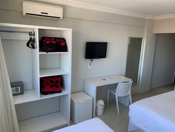 Imagen de la habitación del Hotel Emirates and Su&iacute;tes. Foto 16