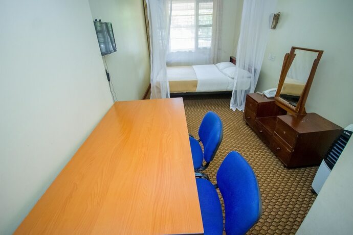 Imagen de la habitación del Hotel Emirina Travel. Foto 18