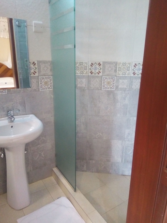 Imagen de la habitación del Hotel Emmaus Guest House. Foto 14