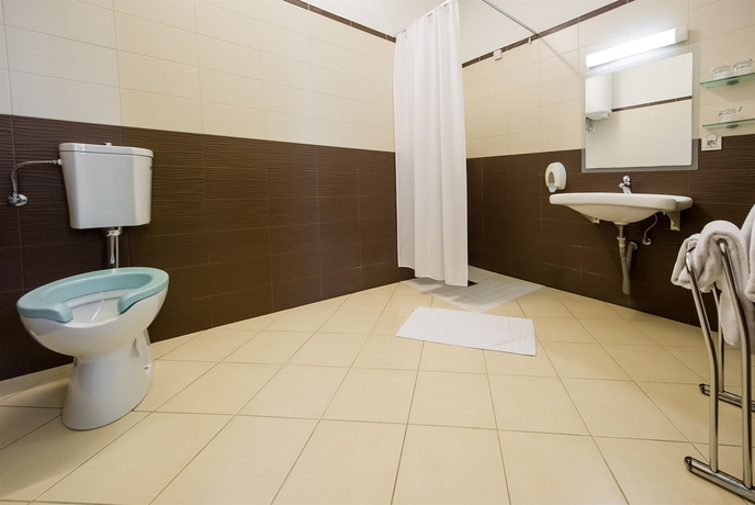 Imagen de la habitación del Hotel Emonec. Foto 10