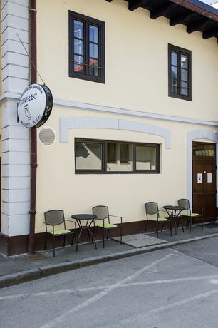 Imagen de los exteriores del Hotel Emonec. Foto 13