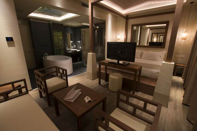 Imagen de la habitación del Hotel Emotional Grand Motel. Foto 16