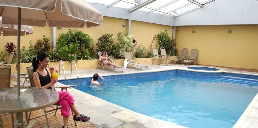 Imagen de la piscina del Hotel Emperador, Ambato. Foto 15
