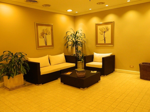 Imagen de la piscina del Hotel Emperador Buenos Aires. Foto 15