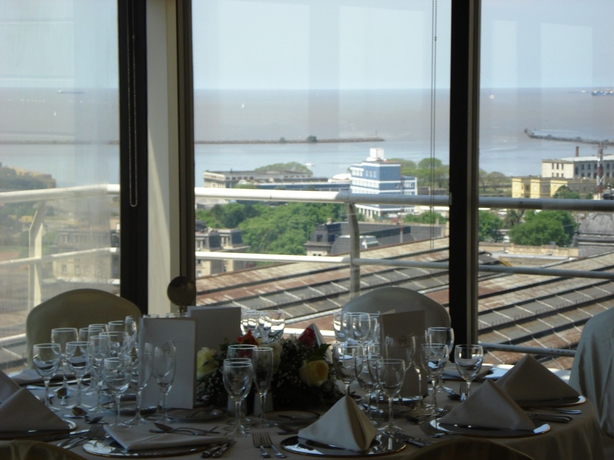 Imagen del bar/restaurante del Hotel Emperador Buenos Aires. Foto 2