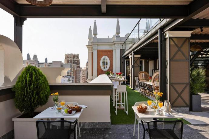Imagen de los exteriores del Hotel Emperador, Gran V&iacute;a. Foto 14
