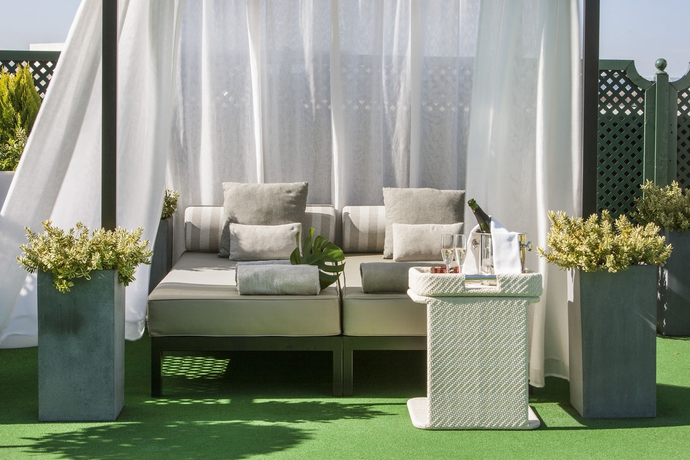 Imagen de los exteriores del Hotel Emperador, Gran V&iacute;a. Foto 11