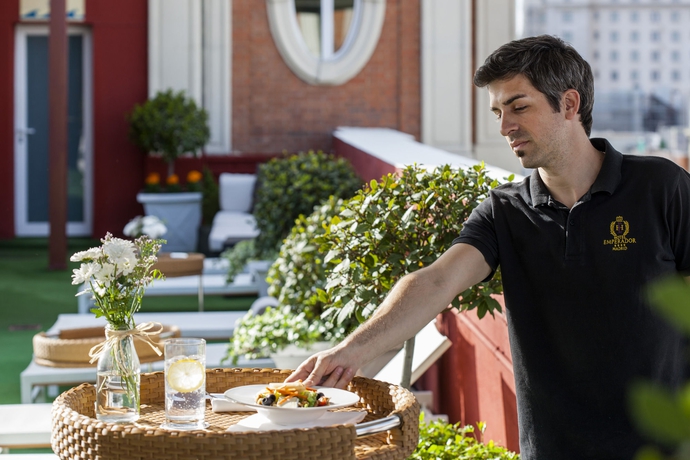 Imagen de la piscina del Hotel Emperador, Gran V&iacute;a. Foto 16