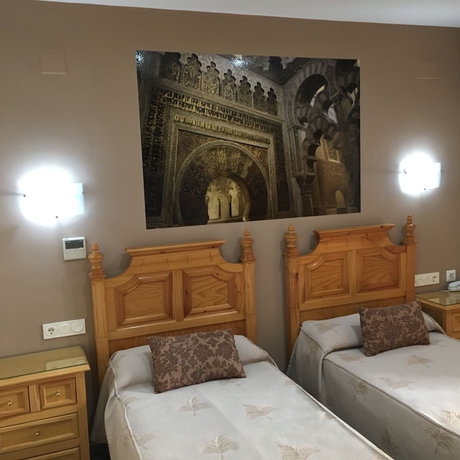 Imagen de la habitación del Hotel Emperador Maximiano Herculeo. Foto 13