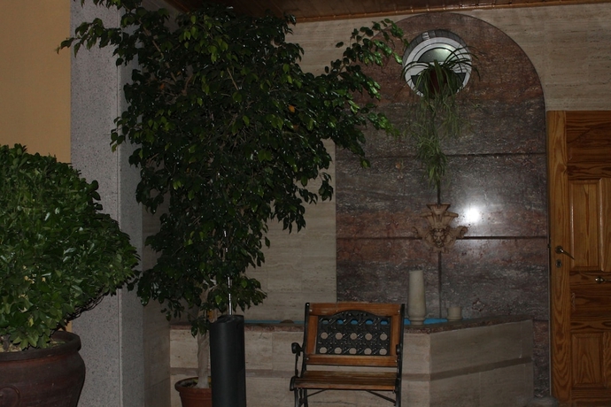 Imagen de los exteriores del Hotel Emperador Maximiano Herculeo. Foto 16