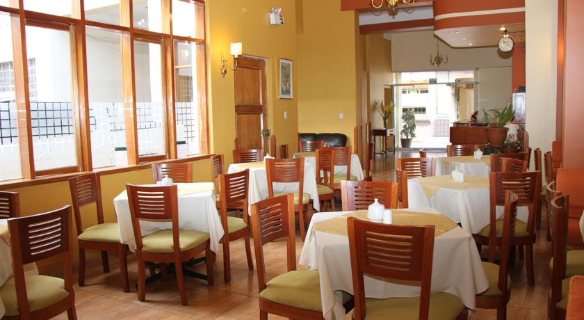 Imagen del bar/restaurante del Hotel Emperador Plaza. Foto 2